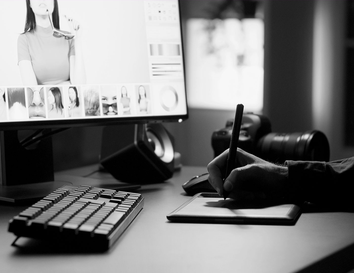 Designer gráfico criando identidade visual completa para empresas